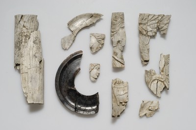 Frammenti di feretri ritrovati negli scavi della via Emilia Est