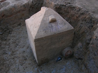 Urna cineraria in pietra dalla via emilia Est, Tangenziale Pasternak