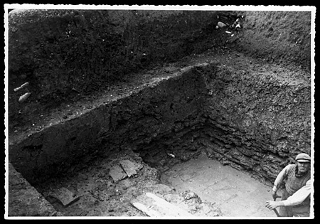 Immagini dello scavo del rifugio antiaereo in piazza degli Estensi del 1942