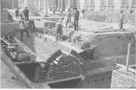 Immagini dello scavo del rifugio antiaereo in piazza degli Estensi del 1942