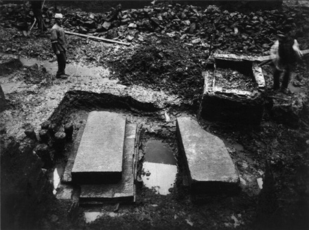 Immagini dello scavo della necropoli di piazza Mazzini