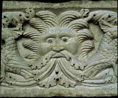 Capitello acquasantiera nel Duomo di Modena