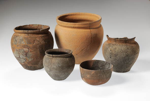 reperti di ceramica dalla necropoli di via Emilia Est, via Cesana